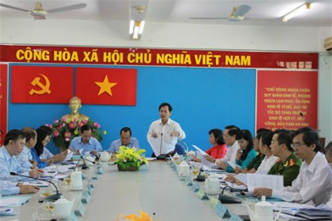 Ông Lê Văn Hòa (đứng), Bí thư Huyện ủy Bình Chánh, phát biểu tại buổi làm việc.