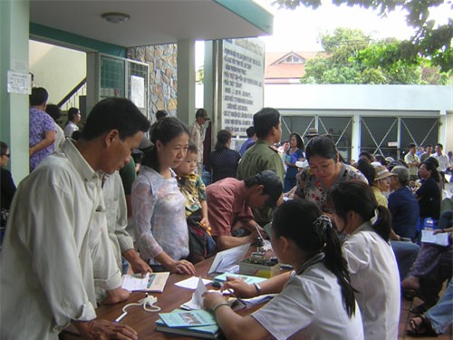 Tiếp nhận bệnh nhân tại khoa mắt bán công kỹ thuật cao - Ảnh: Thanh Tùng