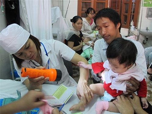 Khám sàng lọc bệnh trước khi tiêm chủng vắc-xin Quinvaxem tại một điểm tiêm chủng ở Hà Nội
