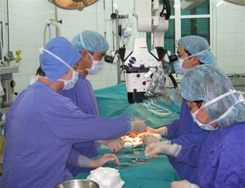 Nối 4 ngón tay đứt rời cho bệnh nhi nhỏ tuổi nhất
