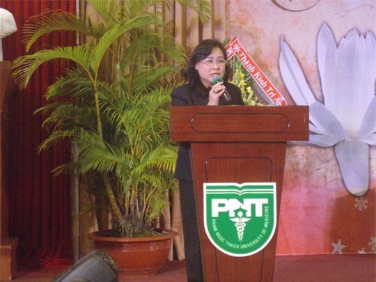 BS Nguyễn Thị Ngọc Dung, Hiệu trưởng Trường ĐH Y khoa Phạm Ngọc Thạch, phát biểu tại lễ tri ân