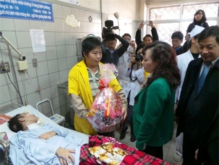 Bộ trưởng Y tế thăm và tặng quà bệnh nhân đang điều trị tại Bệnh viện Bạch Mai. (Nguồn ảnh: VGP)