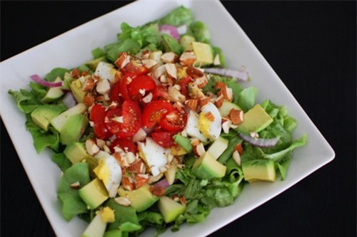 Dùng salad để cung cấp nước cho cơ thể. Ảnh: eclecticrecipes.com.