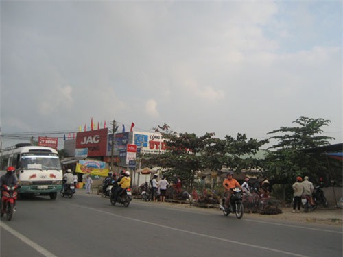 Đây là khu vực có biển Cấm mua bán gia cầm nhưng cả chục bội gà sống vô tư bày bán. Đây là khu vực có biển Cấm mua bán gia cầm nhưng cả chục bội gà sống vô tư bày bán.