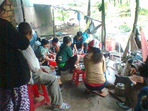 Gà sống chưa qua kiểm dịch được giết mổ tại lò mổ chui bên hông chợ Bà Bộ Gà sống chưa qua kiểm dịch được giết mổ tại lò mổ chui bên hông chợ Bà Bộ