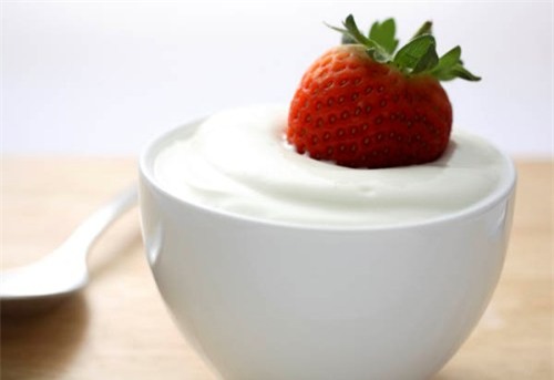 Sữa chua giảm khả năng phát triển tiểu đường tuýp 2 khoảng 28%, với hiệu quả cao nhất khi ăn khoảng 4,5 hộp (hộp 125 g) mỗi tuần. Ảnh: guardianlv.com.