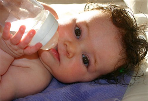 Tuyệt đối không được cho trẻ dưới 6 tháng uống nước