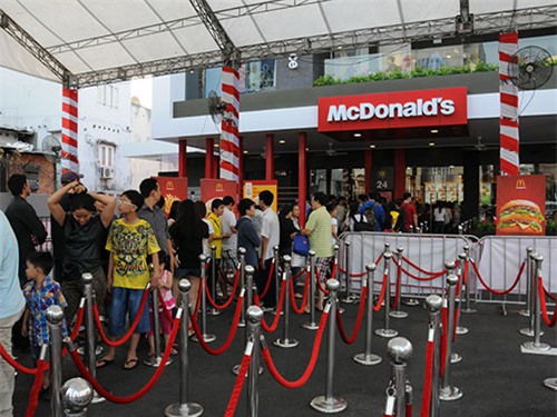 Xếp hàng mua thức ăn nhanh tại cửa hàng McDonald’s ở TP HCM (ảnh chụp ngày 12-2). Ảnh: HỒNG THÚY