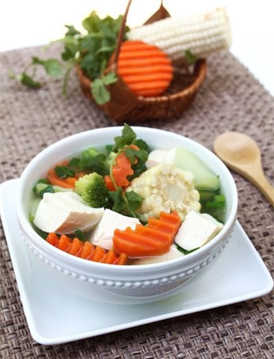 Món canh ngọt mát với nhiều loại rau củ, súp lơ, đậu phụ, dùng để ăn với cơm rất mát.
