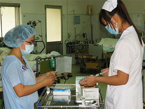 Chuẩn bị thuốc tiêm cho bệnh nhân tại Khoa Hồi sức tích cực - Chống độc Bệnh viện Nhân dân Gia Định Chuẩn bị thuốc tiêm cho bệnh nhân tại Khoa Hồi sức tích cực - Chống độc Bệnh viện Nhân dân Gia Định