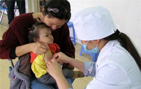 Tiêm vaccine sởi cho trẻ tại Trạm y tế phường Ngọc Thụy (quận Long Biên)