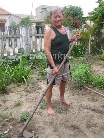 Con người lạ lùng này ở tuổi 75 vẫn cầm cuốc dẻo dai như thanh niên