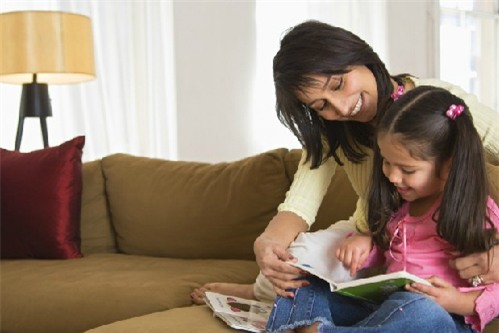 Đọc truyện cho trẻ có tác dụng làm phong phú khả năng ngôn ngữ. Ảnh: telegraph