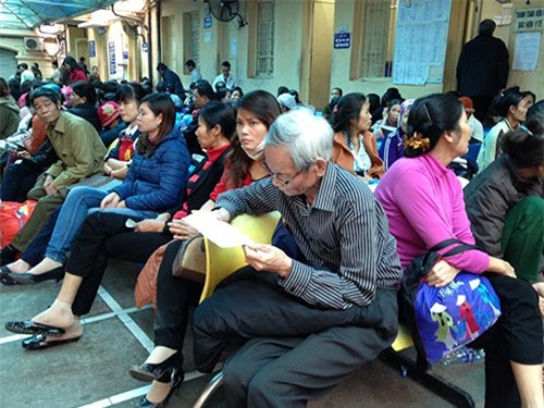 Do nhiều bệnh nhân vượt tuyến nên không ít bệnh viện tuyến trên luôn trong tình trạng quá tải. Trong ảnh: Bệnh nhân chờ khám chữa bệnh tại Bệnh viện K (Hà Nội) Do nhiều bệnh nhân vượt tuyến nên không ít bệnh viện tuyến trên luôn trong tình trạng quá tải. Trong ảnh: Bệnh nhân chờ khám chữa bệnh tại Bệnh viện K (Hà Nội)
