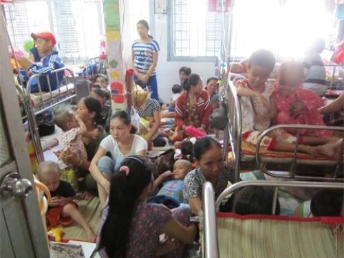 Lãnh đạo các BV cho rằng việc kiểm soát an ninh tại các BV hiện nay là quá sức, một phần là do sự quá tải trầm trọng tại các BV. Ảnh: NĐ