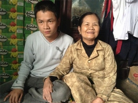 Bài Muôn bên cạnh con trai bị điên đã tỉnh lại.