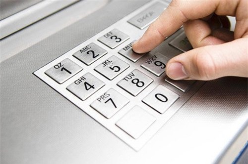 Sử dụng ATM có thể mang đến nhiều thứ hơn là thông tin tài khoản. Ảnh: chicagotribune