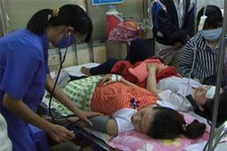 Có hơn 150 công nhân bị ngộ độc thức ăn và đang được các bác sĩ ở bệnh viện Châu Thành chăm sóc