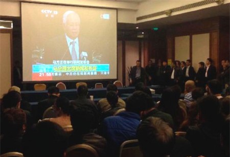 Thân nhân hành khách mất tích theo dõi công bố của thủ tướng Malaysia qua TV