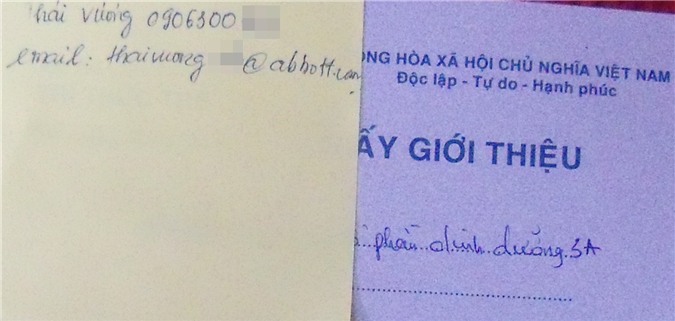 Tờ giấy do nhân viên công ty phân phối sản phẩm Appott dán kèm theo Giấy giới thiệu đưa lại cho phóng viên, để liên hệ với cấp trên.