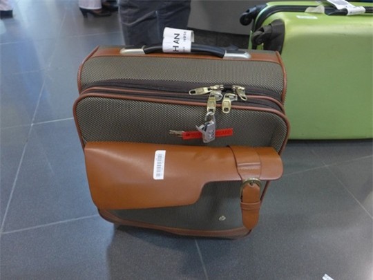 Chiếc vali của chị Ngô Thị Hằng với chiếc khoá có hiện tượng bị bẻ gãy