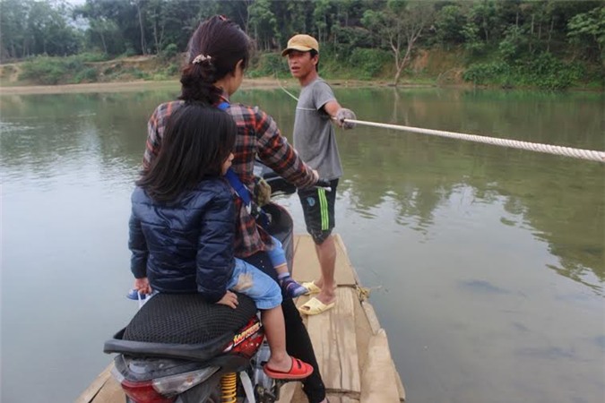 Sợi dây thừng buộc vào 5 cọc gỗ chôn ở hai bờ sông là cách mà người lái đò thay cho mái chèo, máy nổ