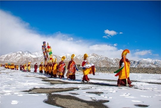 Tăng đoàn Drukpa đi trên băng trong một chuyến bộ hành vì môi trường