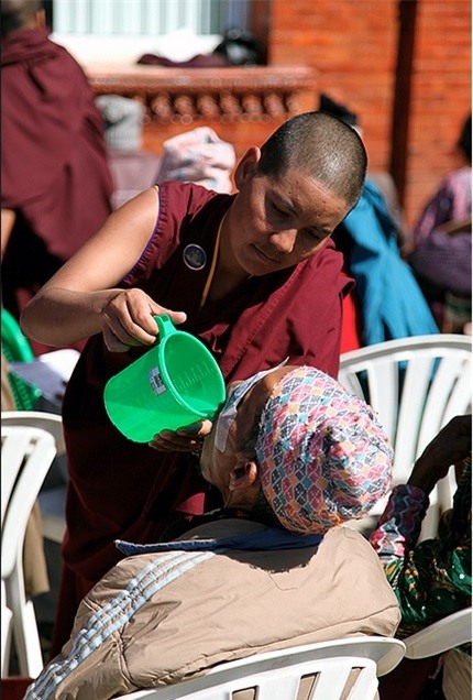 Ni sư Drukpa chăm sóc người bệnh nghèo