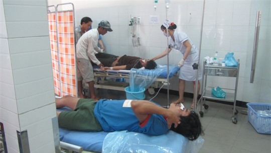 Ông Ánh và ông Tùng do ăn cá nóc có dùng rượu bia nên sau cấp cứu tri giác vẫn còn chậm Ông Ánh và ông Tùng do ăn cá nóc có dùng rượu bia nên sau cấp cứu tri giác vẫn còn chậm