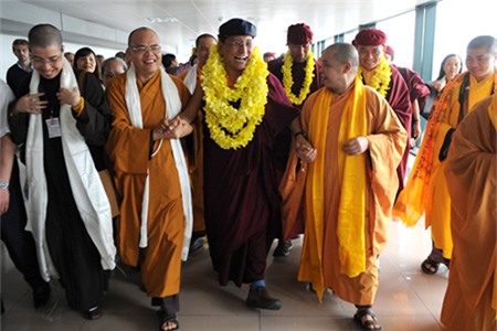 Đức Pháp Vương cùng đoàn đại biểu “Truyền thừa Drukpa” tại sân bay Nội Bài