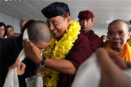 Đức Pháp Vương cùng đoàn đại biểu “Truyền thừa Drukpa” tại sân bay Nội Bài