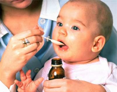 Thận trọng khi dùng thuốc ho cho trẻ dưới 1 tuổi.