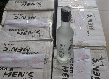 Hàng ngàn chai rượu Men’s Hà Nội nhập lậu 1