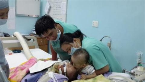 Hình ảnh này được bác sĩ Trương Quang Định, Phó Giám đốc Bệnh viện Nhi đồng 2 đưa lên trang cá nhân sau khi một trong 2 bé của cặp song sinh dính liền vừa qua đời