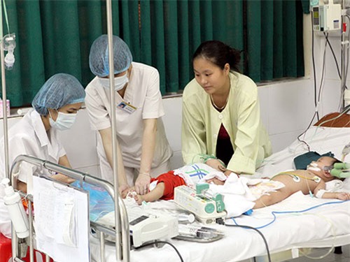 Bệnh nhân cấp cứu do sởi phải nằm ghép để điều trị tại Bệnh viện Nhi Trung ương Bệnh nhân cấp cứu do sởi phải nằm ghép để điều trị tại Bệnh viện Nhi Trung ương