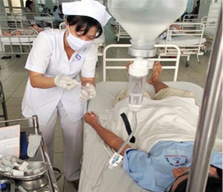 Truyền dịch trong điều trị sốt xuất huyết ở tuyến dưới: Những lưu ý đặc biệt