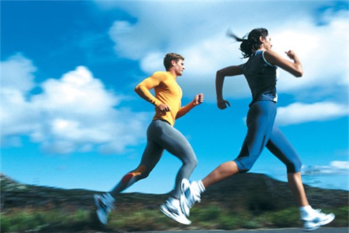 Chạy bộ là có lợi cho cơ thể và sức khỏe miễn là đừng quá lạm dụng. Ảnh: competior