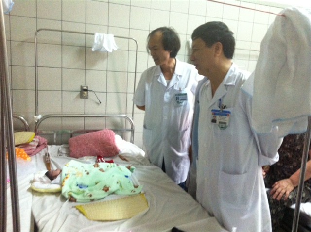 Các bác sỹ khoa Nhi và khoa HSTC thăm cháu bé 