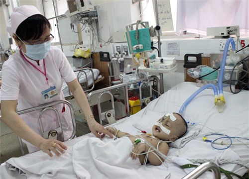 Bé Lê Gia Huy hiện đang được chăm sóc đặc biệt tại Khoa Hồi sức tích cực bệnh viện bệnh Nhiệt đới (TP HCM). Ảnh: Lê Phương.