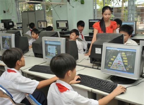 Hơn 10.000 học sinh của 13 trường tiểu học vừa được phổ cập kiến thức dinh dưỡng qua phần mềm máy tính. Ảnh: HY