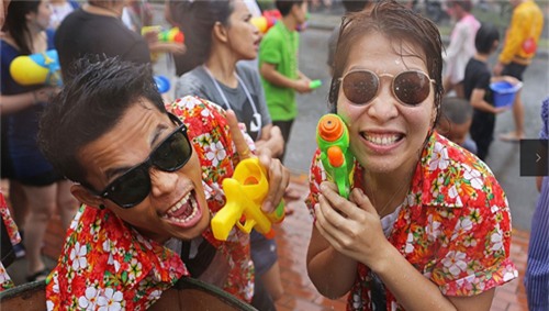 Thái Lan sôi động với lễ hội té nước lớn nhất thế giới