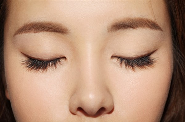 9 mẹo trang điểm giúp đôi mắt thêm to tròn