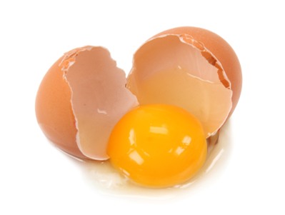 Nên hạn chế ăn mỡ động vật và lòng đỏ trứng gà để vì cholesterol có nhiều trong những thực phẩm này.
