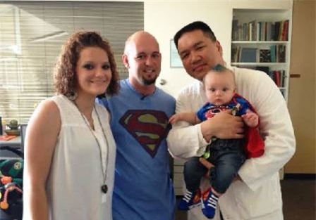 Vợ chồng anh Mike Moore cùng với bác sĩ phẫu thuật Gordon Lee (phải) và đứa con