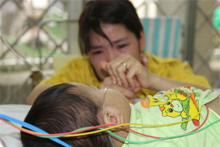 Bé P.Đ.D vừa được chuyển đến khoa Nhi (BV Bạch Mai)từ Phú Thọ