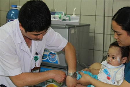 Chị cố hít hà hơi da thịt của con, lo sợ, con sẽ không qua khỏi...