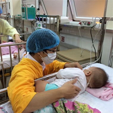 Một ông bố trẻ ở Hà Tĩnh đang thay vợ chăm con tại BV Nhi Trung ương. Con anh đã nằm viện