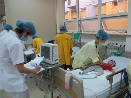 Trong những ngày qua, các y, bác sĩ đã nỗ lực không ngừng nghỉ, làm việc gấp 3-4 lần