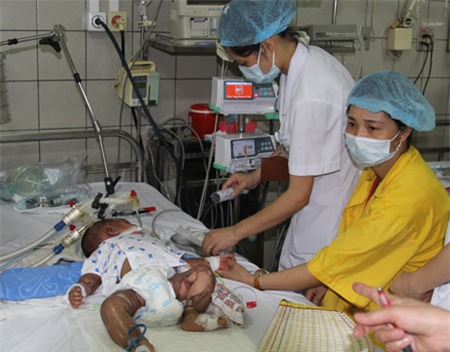 Trong những ngày qua, các y, bác sĩ đã nỗ lực không ngừng nghỉ, làm việc gấp 3-4 lần