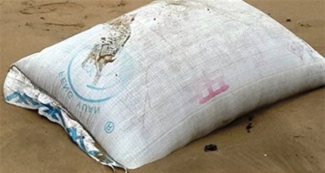 Hơn100 bao tải như thế này được người dân phát hiện trôi dạt vào bờ biển Thanh Hóa